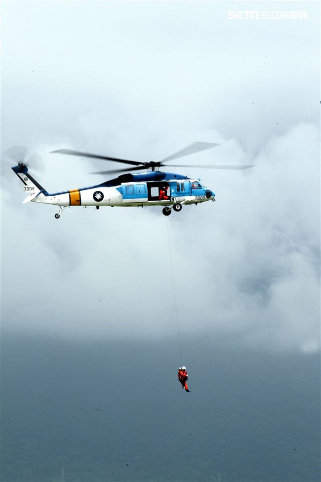 空軍海鷗救護隊使用S70C直升機，負責執行失事機及遇難船艦搜救、傷患運送、災民搶救、沿海巡邏、高山離島運補、各級長官專機等各項任務。（記者邱榮吉/攝影）