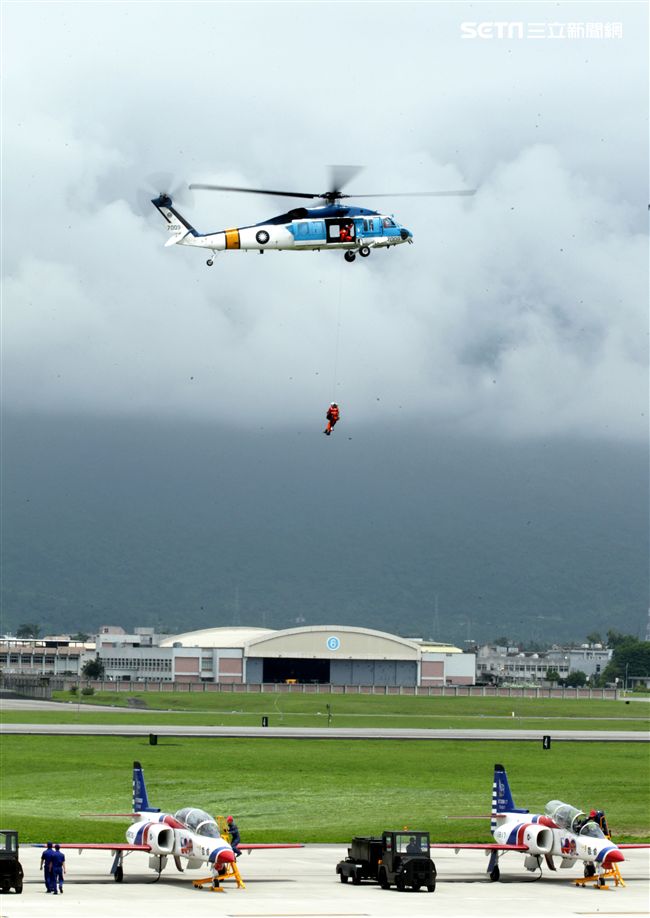 空軍海鷗救護隊使用S70C直升機，負責執行失事機及遇難船艦搜救、傷患運送、災民搶救、沿海巡邏、高山離島運補、各級長官專機等各項任務。（記者邱榮吉/攝影）