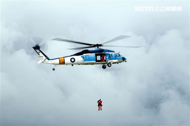 空軍海鷗救護隊使用S70C直升機，負責執行失事機及遇難船艦搜救、傷患運送、災民搶救、沿海巡邏、高山離島運補、各級長官專機等各項任務。（記者邱榮吉/攝影）