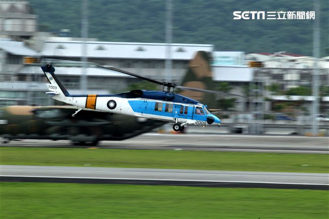 空軍海鷗救護隊使用S70C直升機，負責執行失事機及遇難船艦搜救、傷患運送、災民搶救、沿海巡邏、高山離島運補、各級長官專機等各項任務。（記者邱榮吉/攝影）