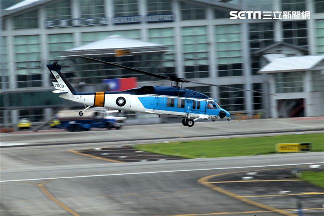 空軍海鷗救護隊使用S70C直升機，負責執行失事機及遇難船艦搜救、傷患運送、災民搶救、沿海巡邏、高山離島運補、各級長官專機等各項任務。（記者邱榮吉/攝影）
