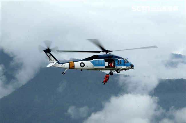 空軍海鷗救護隊使用S70C直升機，負責執行失事機及遇難船艦搜救、傷患運送、災民搶救、沿海巡邏、高山離島運補、各級長官專機等各項任務。（記者邱榮吉/攝影）