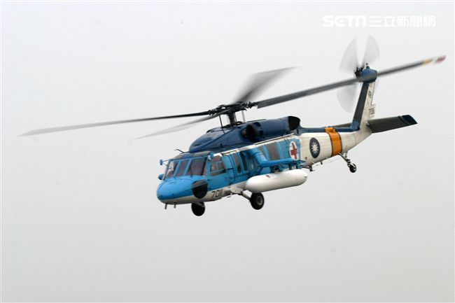 空軍海鷗救護隊使用S70C直升機，負責執行失事機及遇難船艦搜救、傷患運送、災民搶救、沿海巡邏、高山離島運補、各級長官專機等各項任務。（記者邱榮吉/攝影）