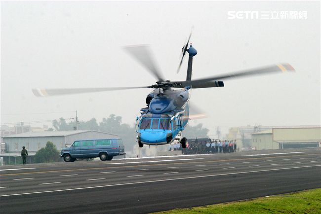 空軍海鷗救護隊使用S70C直升機，負責執行失事機及遇難船艦搜救、傷患運送、災民搶救、沿海巡邏、高山離島運補、各級長官專機等各項任務。（記者邱榮吉/攝影）