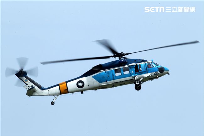 空軍海鷗救護隊使用S70C直升機，負責執行失事機及遇難船艦搜救、傷患運送、災民搶救、沿海巡邏、高山離島運補、各級長官專機等各項任務。（記者邱榮吉/攝影）