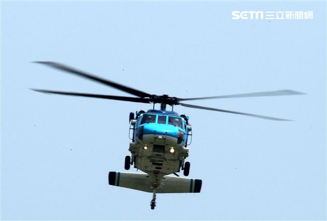 空軍海鷗救護隊使用S70C直升機，負責執行失事機及遇難船艦搜救、傷患運送、災民搶救、沿海巡邏、高山離島運補、各級長官專機等各項任務。（記者邱榮吉/攝影）