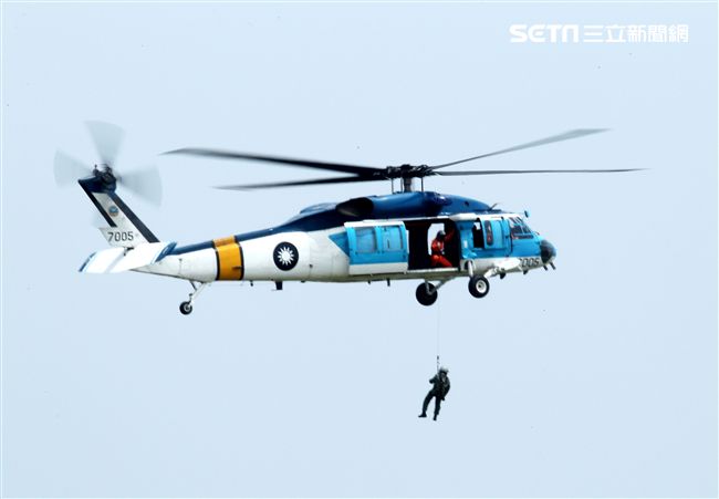 空軍海鷗救護隊使用S70C直升機，負責執行失事機及遇難船艦搜救、傷患運送、災民搶救、沿海巡邏、高山離島運補、各級長官專機等各項任務。（記者邱榮吉/攝影）