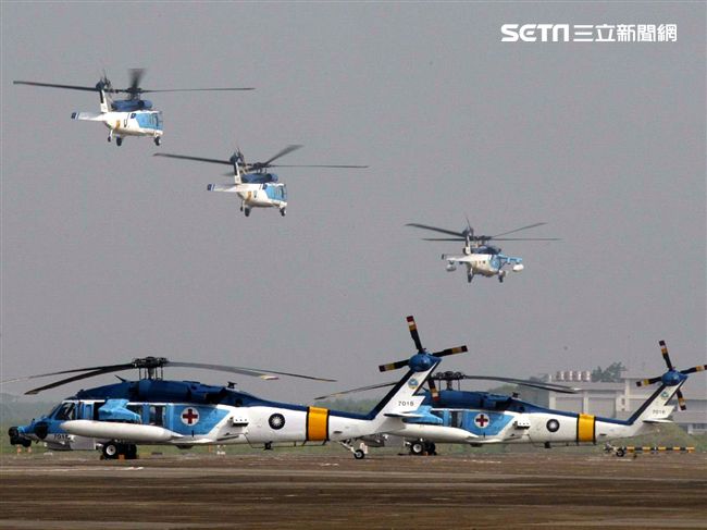 空軍海鷗救護隊使用S70C直升機，負責執行失事機及遇難船艦搜救、傷患運送、災民搶救、沿海巡邏、高山離島運補、各級長官專機等各項任務。（記者邱榮吉/攝影）