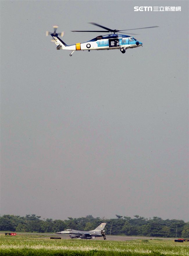 空軍海鷗救護隊使用S70C直升機，負責執行失事機及遇難船艦搜救、傷患運送、災民搶救、沿海巡邏、高山離島運補、各級長官專機等各項任務。（記者邱榮吉/攝影）