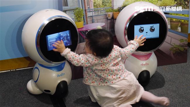 免驚壞保姆！　幼兒陪伴機器人亮相