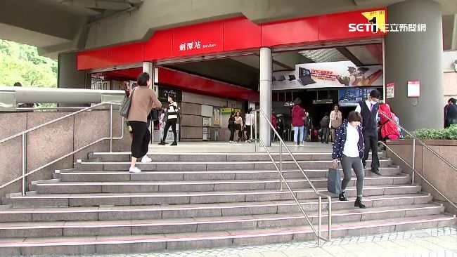 女友穿內衣搭捷運被攔！他傻：有這規定？