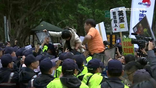 藍營一天兩抗議　員警肉身擋人全累壞