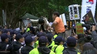 藍營一天兩抗議　員警肉身擋人全累壞