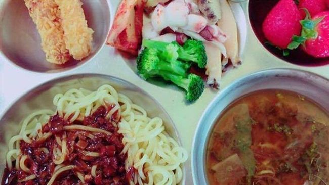 這是營養午餐？韓小學菜單有鮑魚螃蟹