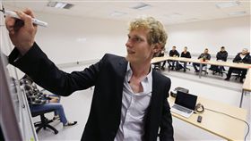 德國名師教難民如何把妹。圖／美聯社／達志影像