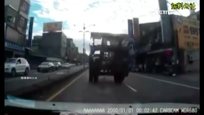 貨櫃車車斗脫落反彈　後方駕駛險追撞