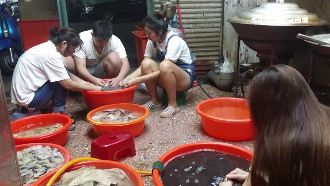 食材放地「隔砧板」　鯊魚烟老店澄清
