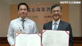 ▲林口長庚醫院院長鄭明輝（左）與台北科技大學校長姚立德（右）簽訂學術合作備忘錄。（圖／楊晴雯攝）