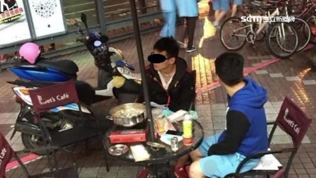 超商當自己家？學生自備卡式爐煮火鍋