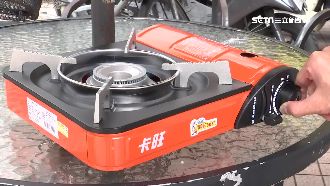 卡式爐煮火鍋　一群人金屬碎片插大腿急診