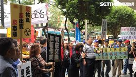 市議員厲耿桂芳動員抗議台日經貿會議黑箱　民眾提供