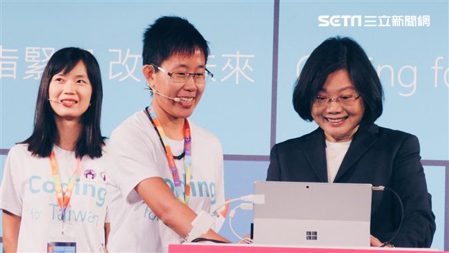 十指緊扣改寫未來　微軟邀全民寫程式