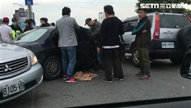 淡水街頭上演警匪追逐發生對撞