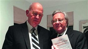 白邦瑞（左）的著作《百年馬拉松》提到六十年來中國老是在欺騙美國。（圖／翻攝自Janet Donovan臉書）