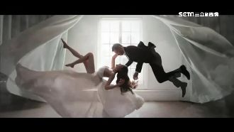 空靈美感超吸睛！新人夯拍漂浮婚紗照