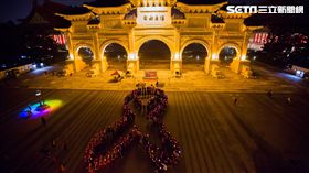 Hands up！鄉民女神加持　挺愛紅爆自由廣場