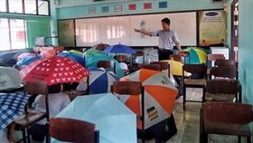 不准作弊！泰國老師防作弊出奇招　全班撐傘應答
翻攝自《曼谷椰子網》