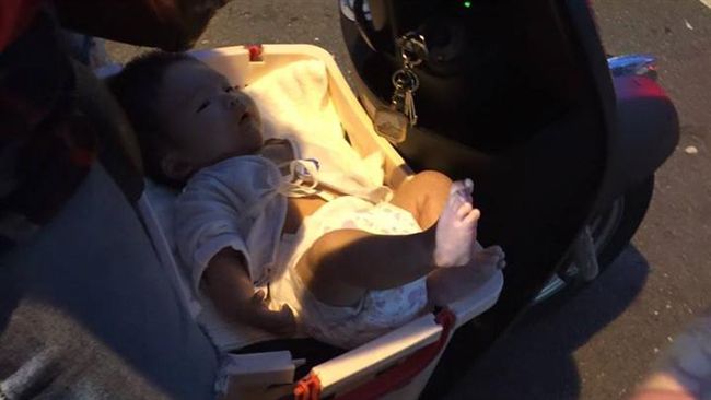 嬰兒放腳踏墊吹風　網友：孩子親生？