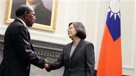 總統蔡英文接受索羅門群島新任駐華特命全權大使王哲夫（Joseph Pius Waleanisia）呈遞到任國書　圖／總統府提供