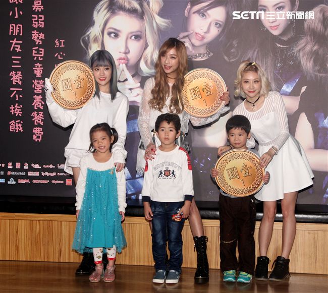 天氣女孩擔任公益大使化身聖誕姐姐，展開全省公益巡迴，籌募弱勢兒童營養餐費。（記者邱榮吉/攝影）