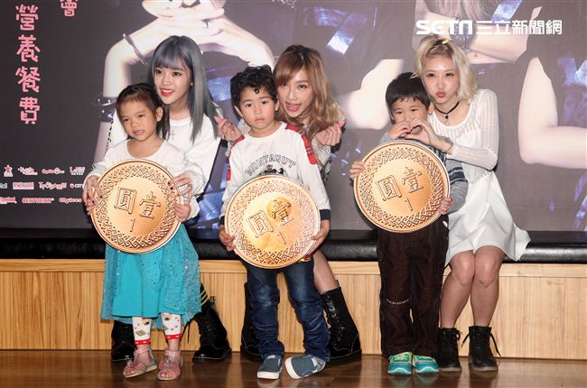 天氣女孩擔任公益大使化身聖誕姐姐，展開全省公益巡迴，籌募弱勢兒童營養餐費。（記者邱榮吉/攝影）