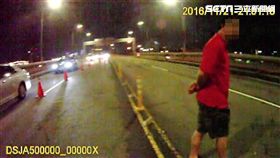 胡男酒駕遭攔後先套關係再盤坐地上耍賴仍遭警方移送（翻攝畫面）
