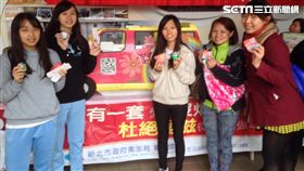 新北市衛生局「性福巴士192-1號」開進致理科技大學，傳達安全性行為等愛滋防治觀念。（圖／新北市衛生局提供）