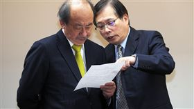 民進黨立法院黨團總召柯建銘（左）1日在立法院，出 席勞基法部分條文修正草案協商會議，進場後與勞動部 長郭芳煜（右）交換意見。 中央社