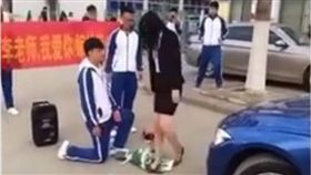 師生戀,求婚,大陸,男同學,女老師,鑽戒,鮮花,布條　圖／翻攝自YouTube