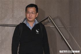 總統府前副秘書長羅智強晚間在偵訊後步出地檢署　圖／記者林敬旻攝