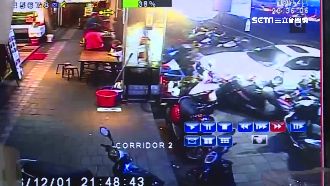 失速車撞熱炒店　機車如保齡球整排倒