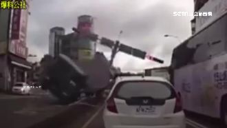 貨櫃車轉彎翻覆　貨櫃壓斷路口號誌