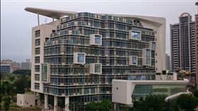 板橋,圖書館(google map https://www.google.com.tw/maps/place/%E6%96%B0%E5%8C%97%E5%B8%82%E7%AB%8B%E5%9C%96%E6%9B%B8%E9%A4%A8%E6%96%B0%E7%B8%BD%E9%A4%A8/@25.0017268,121.4552633,3a,75y/data=!3m8!1e2!3m6!1s-N9LrnZENtwQ%2FVRDuHTCq1lI%2FAAAAAAAAABA%2FhMVEWYhMpa0lelmMN-Z2xYGRSx8imd4AACJkC!2e4!3e12!6s%2F%2Flh4.googleusercontent.com%2F-N9LrnZENtwQ%2FVRDuHTCq1lI%2FAAAAAAAAABA%2FhMVEWYhMpa0lelmMN-Z2xYGRSx8imd4AACJkC%2Fs86-k-no%2F!7i1398!8i1397!4m8!1m2!2m1!1z5p2_5qmL5ZyW5pu46aSo!3m4!1s0x346802af0835e303:0x2d7b4fadf7477509!8m2!3d25.0014859!4d121.455153!6m1!1e1?hl=zh-TW)