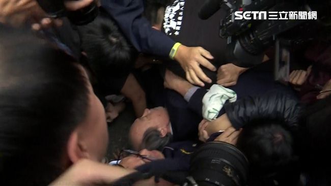 柯建銘遭勞團毆打　政院：暴力不可取