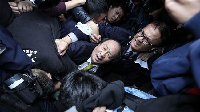 勞團立院外抗議　柯建銘遭推擠倒地