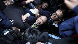 勞團立院外抗議　柯建銘遭推擠倒地