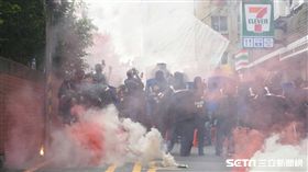 勞工,勞團,抗議,煙霧彈,一例一休（圖／記者林敬旻攝影）