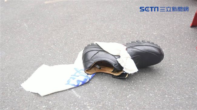 不滿修法！柯建銘鞋子遭吐口水洩恨
