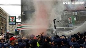 民進黨團總召柯建銘步出立院時遭勞團成員勒頸推倒並丟擲礦泉水砸頭（翻攝畫面）