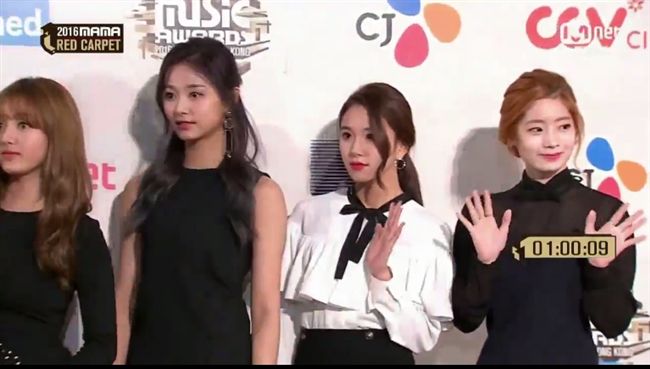 TWICE秀美腿　子瑜甜笑不懼潑糞